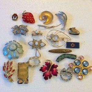 Vintage lot of brooches 20